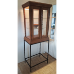 Antieke vitrine gecombineerd met stalen onderstel - A017