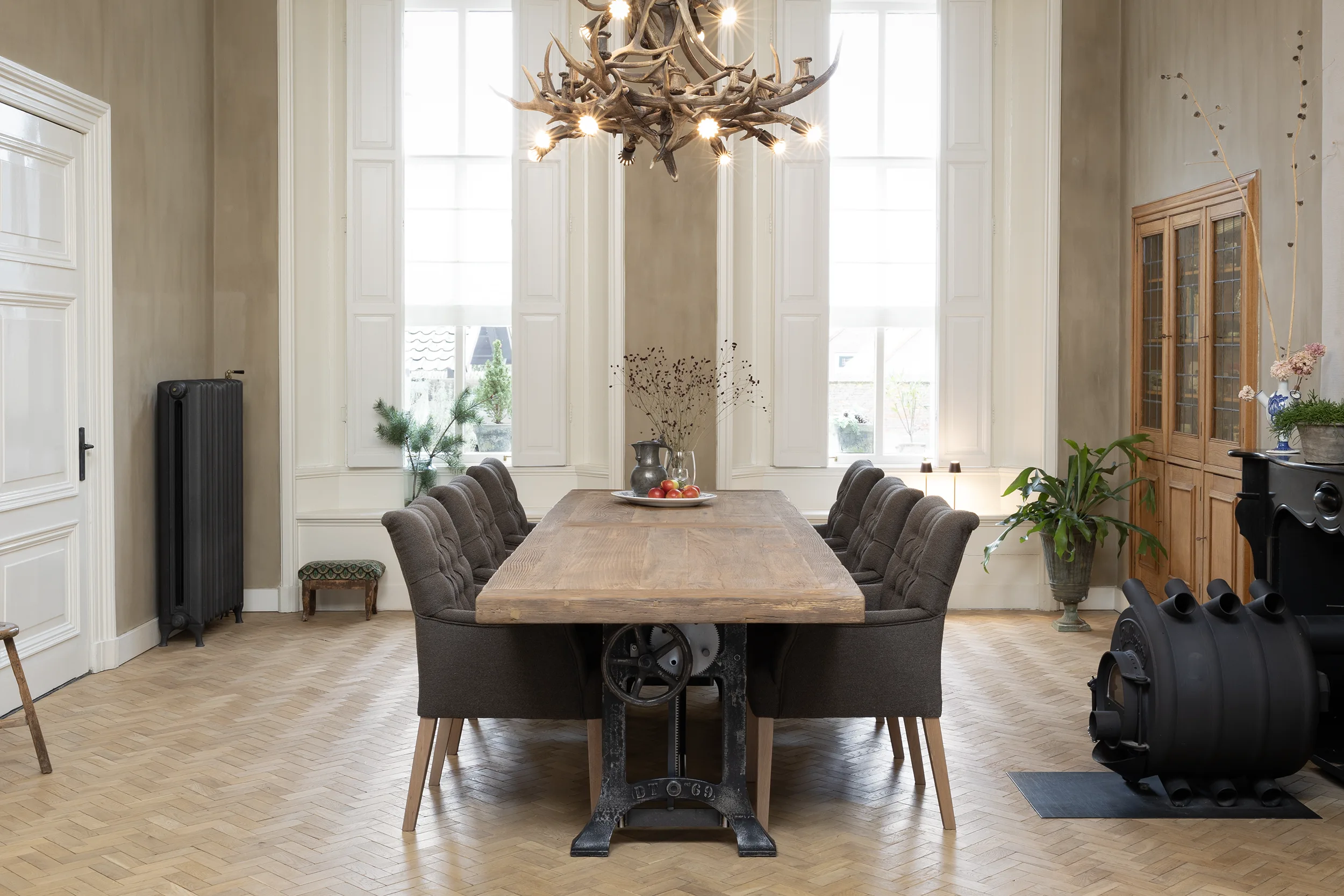 Industriële in hoogte verstelbare eettafel met luxe eikenhouten tafelblad