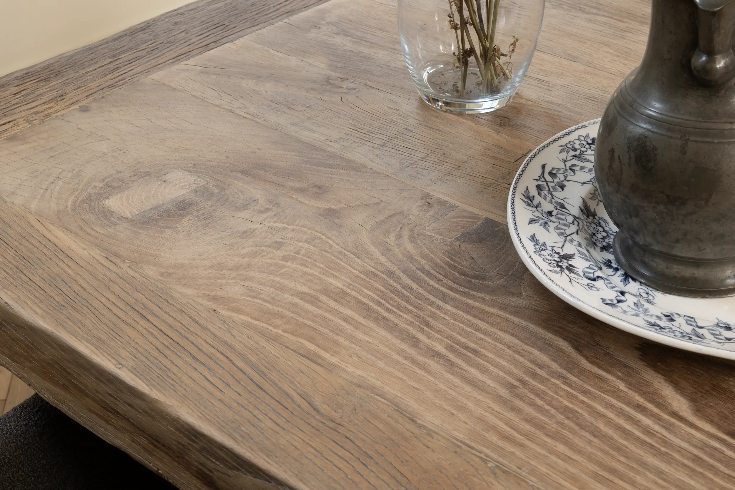 Industriële in hoogte verstelbare eettafel met luxe eikenhouten tafelblad