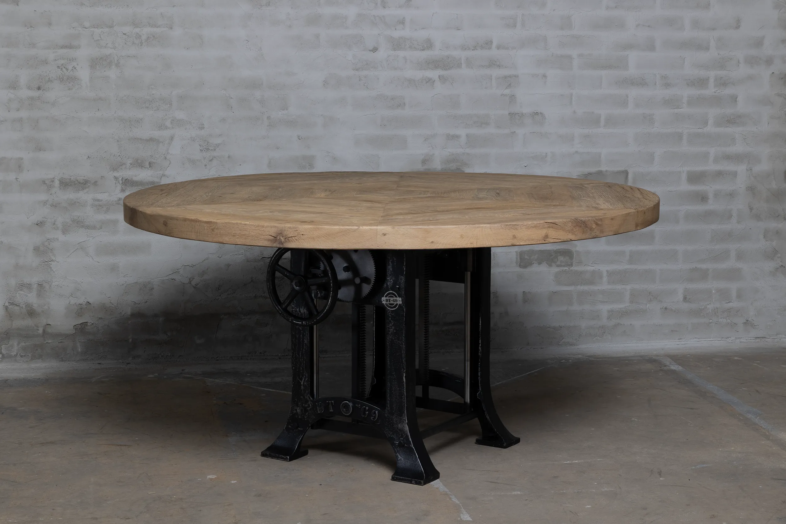 Vooraanzicht ronde eiken eettafel met in hoogte verstelbare tafelpoten