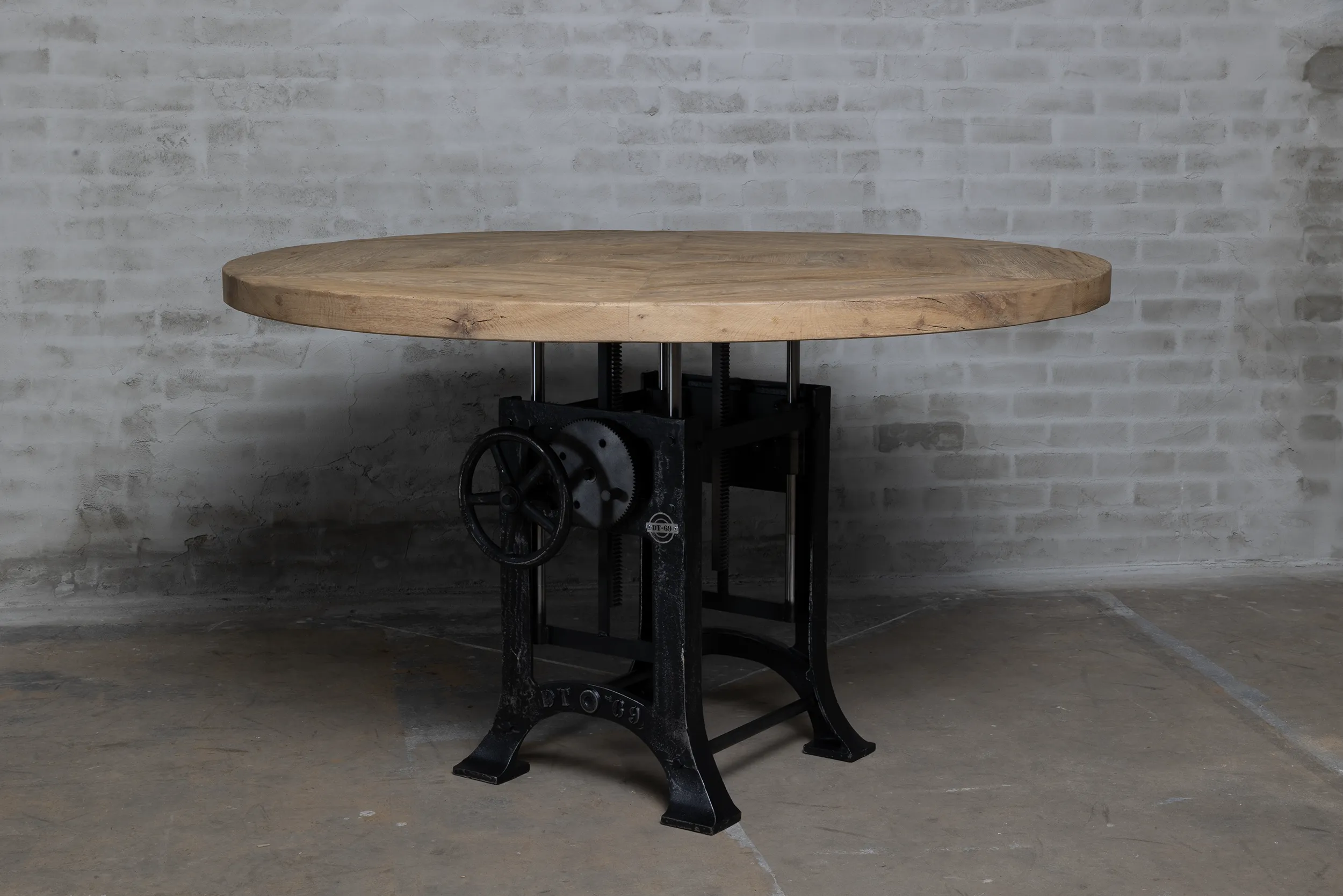 Vooraanzicht ronde eiken eettafel met in hoogte verstelbare tafelpoten