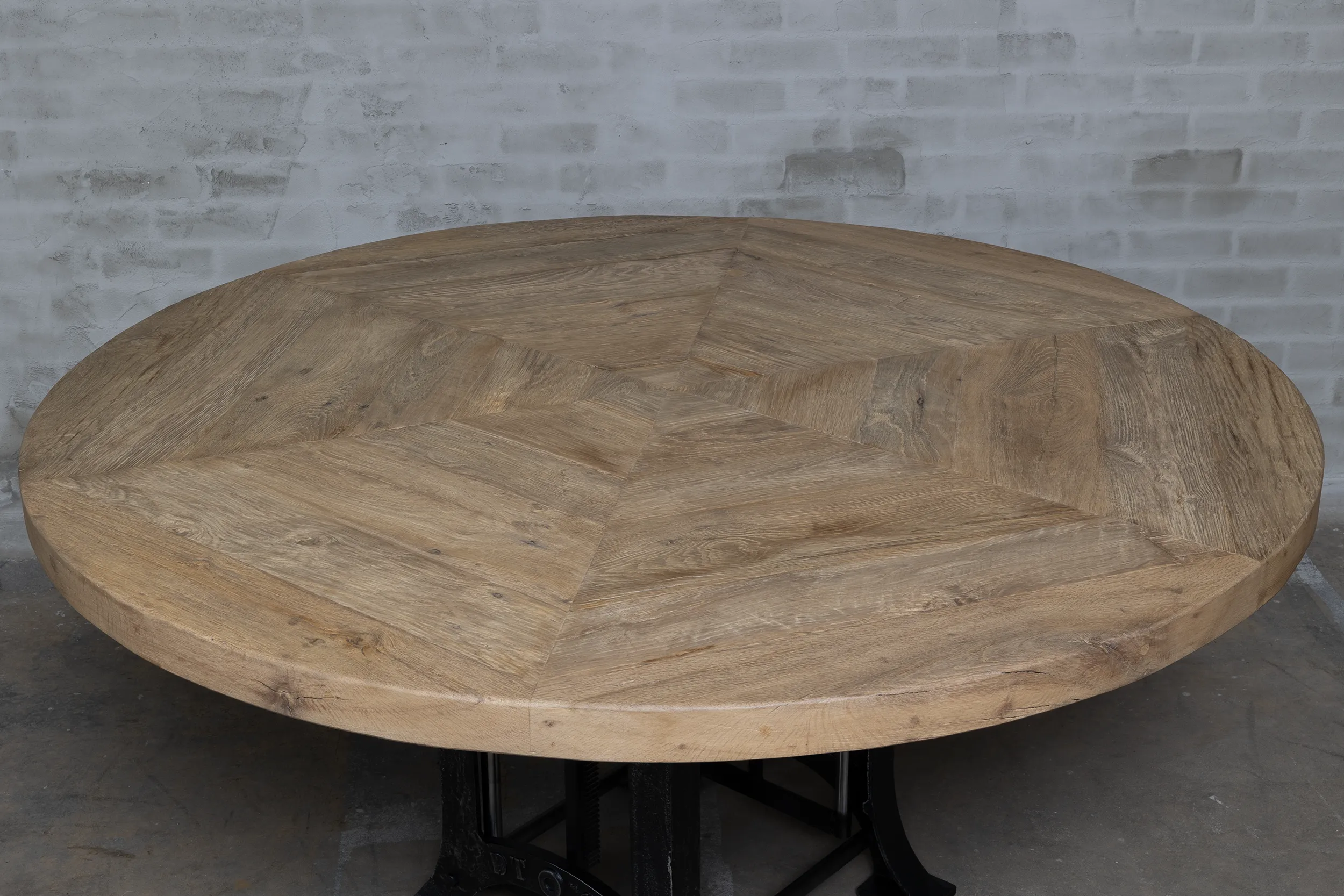 Bovenaanzicht rond eiken tafelblad van de DT24 in hoogte verstelbare eettafel