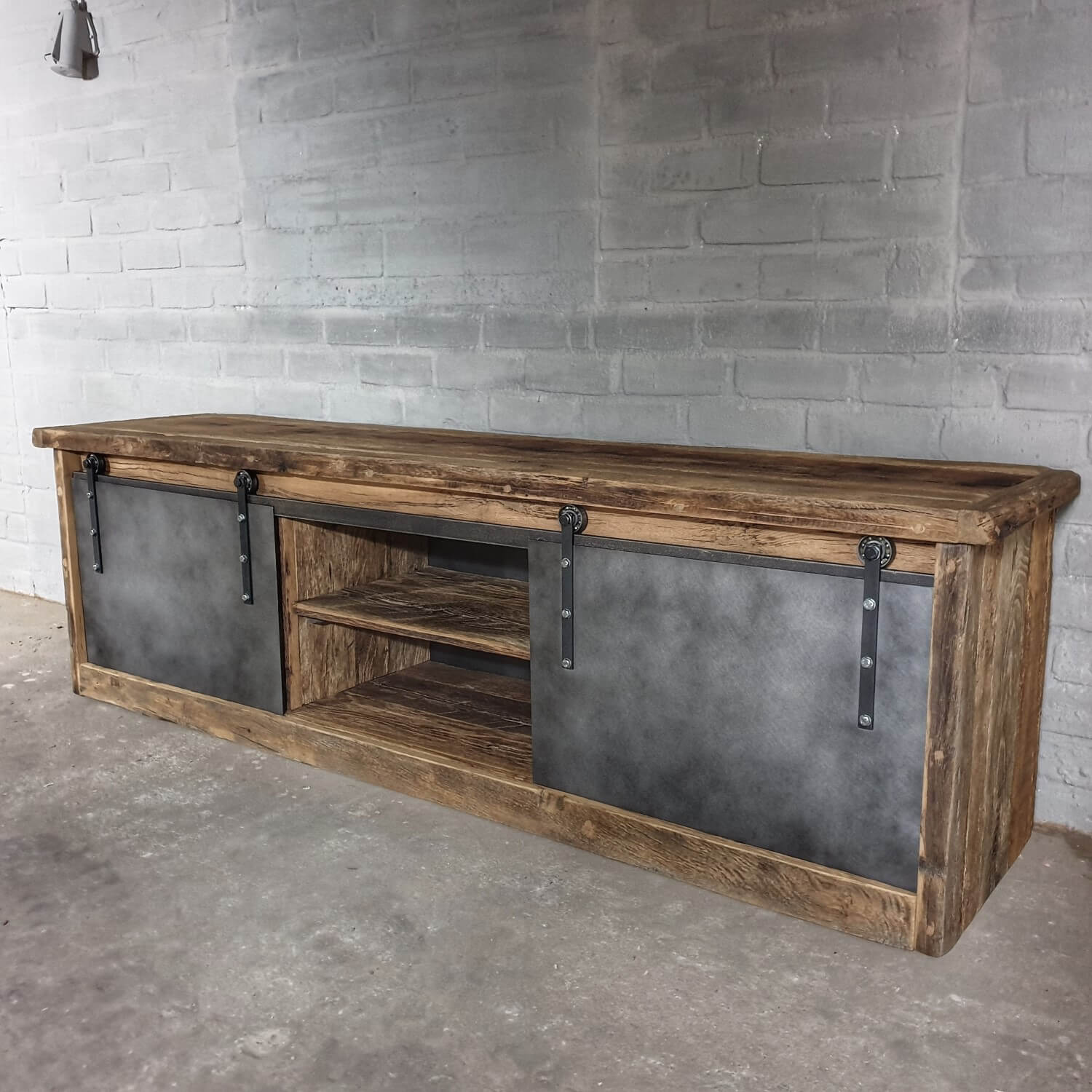 Industriële TV-meubel oud eiken met stalen schuifdeuren - DT69