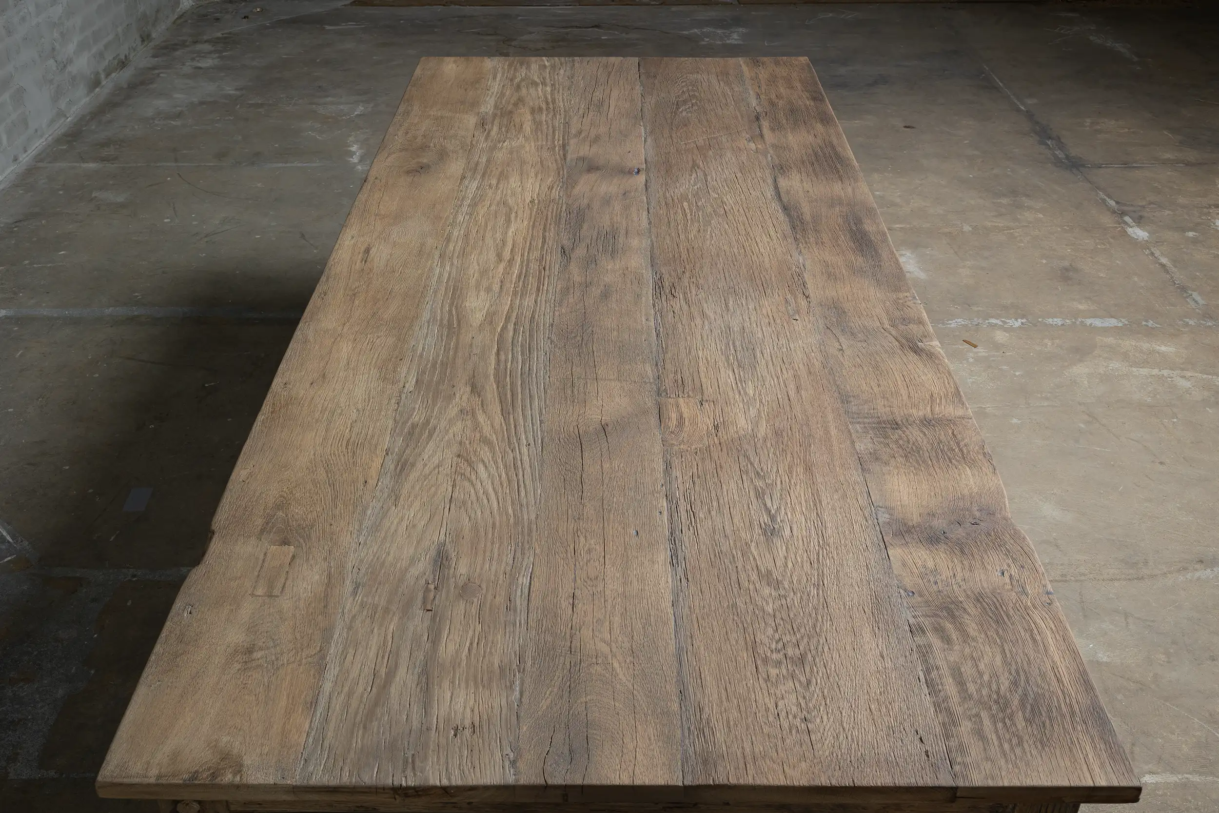 Z021-TOP134-6 Closeup tafleblad van Franse boerentafel Jean van oud eikenhout in landelijke stijl