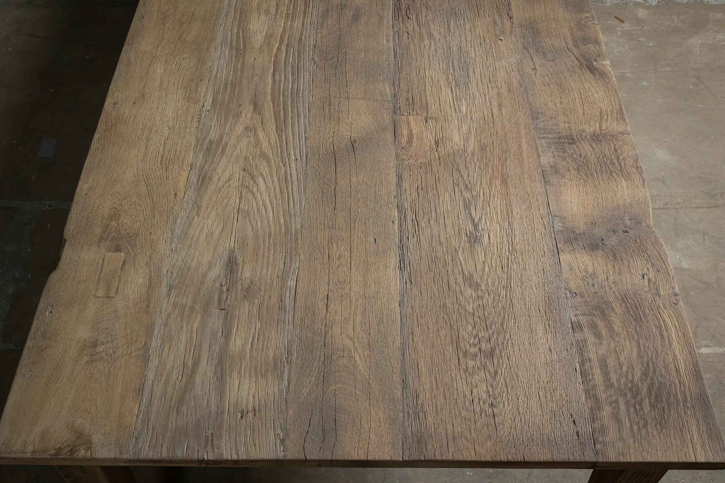 Z021-TOP134-7 Closeup tafleblad van Franse boerentafel Jean van oud eikenhout in landelijke stijl