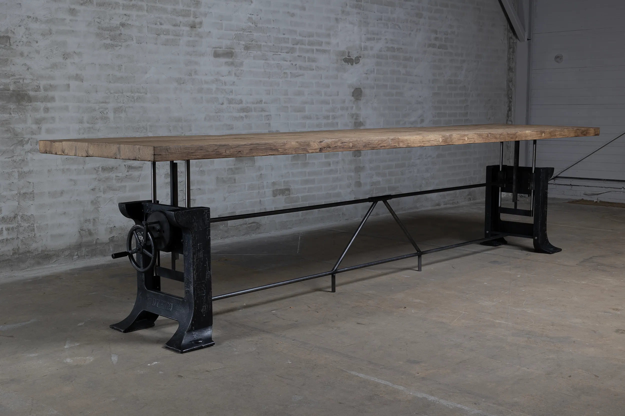 Grote eettafel massief eikenhout LIM25-08-24-5 Grote massief eiken eettafel in hoogte verstelbaar