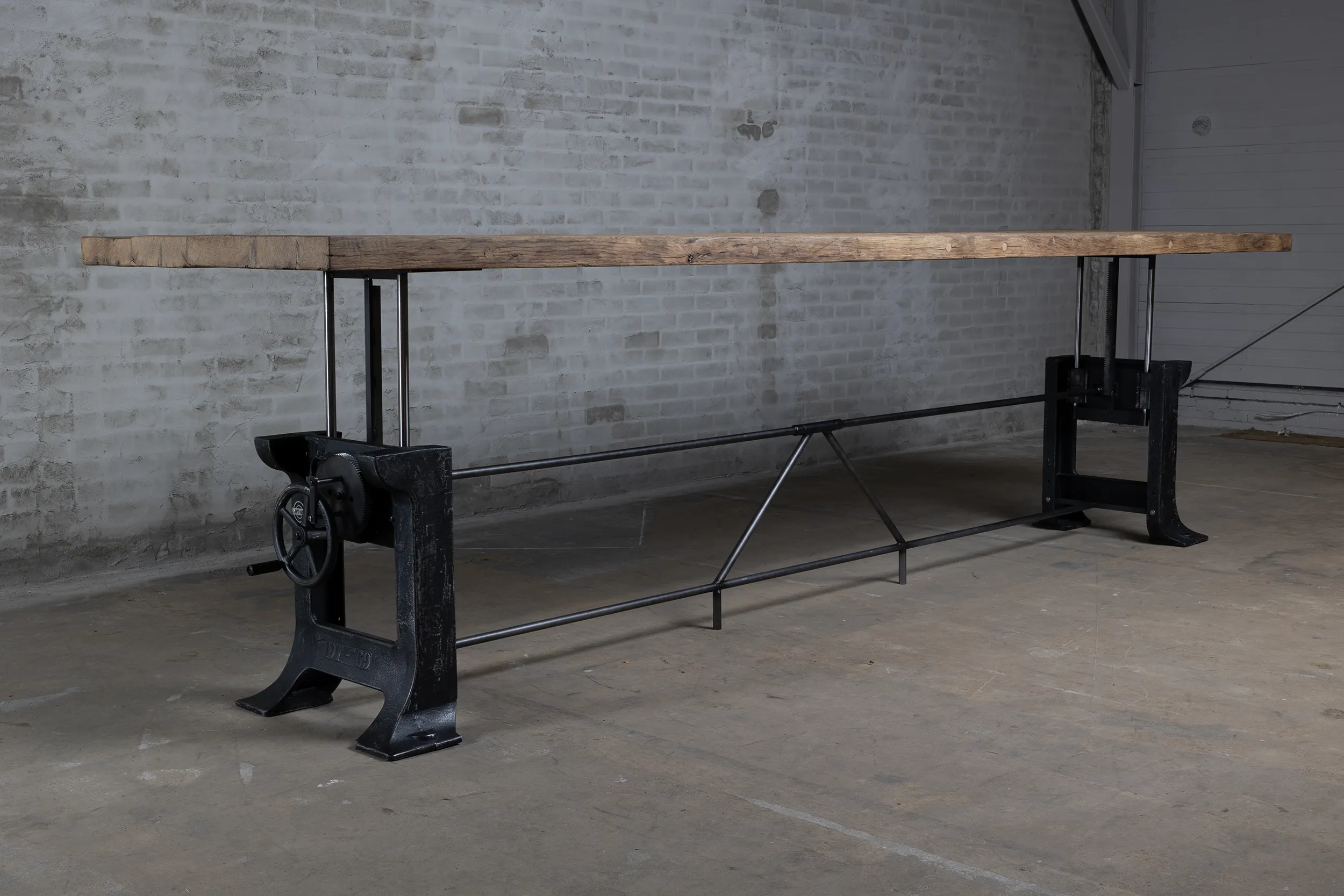 Grote eettafel massief eikenhout LIM25-08-24-6 Grote massief eiken eettafel in hoogte verstelbaar