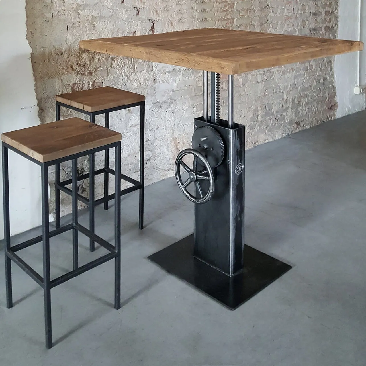 Hoogte verstelbare Industriele Bistro tafel met oud eiken tafelblad – DT26