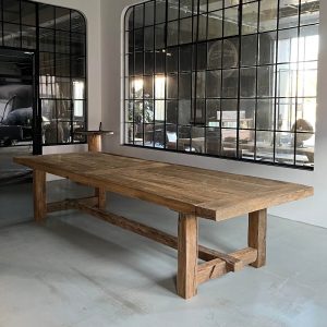 Landelijke eettafel in kloosterstijl