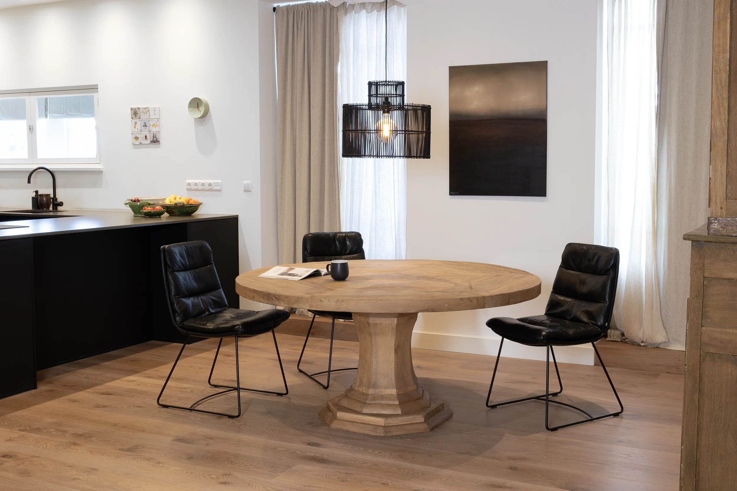 Grote overzichtsfoto van Orléans ronde eettafel in stijlvolle woonkamer - Eettafel op maat verkrijgbaar