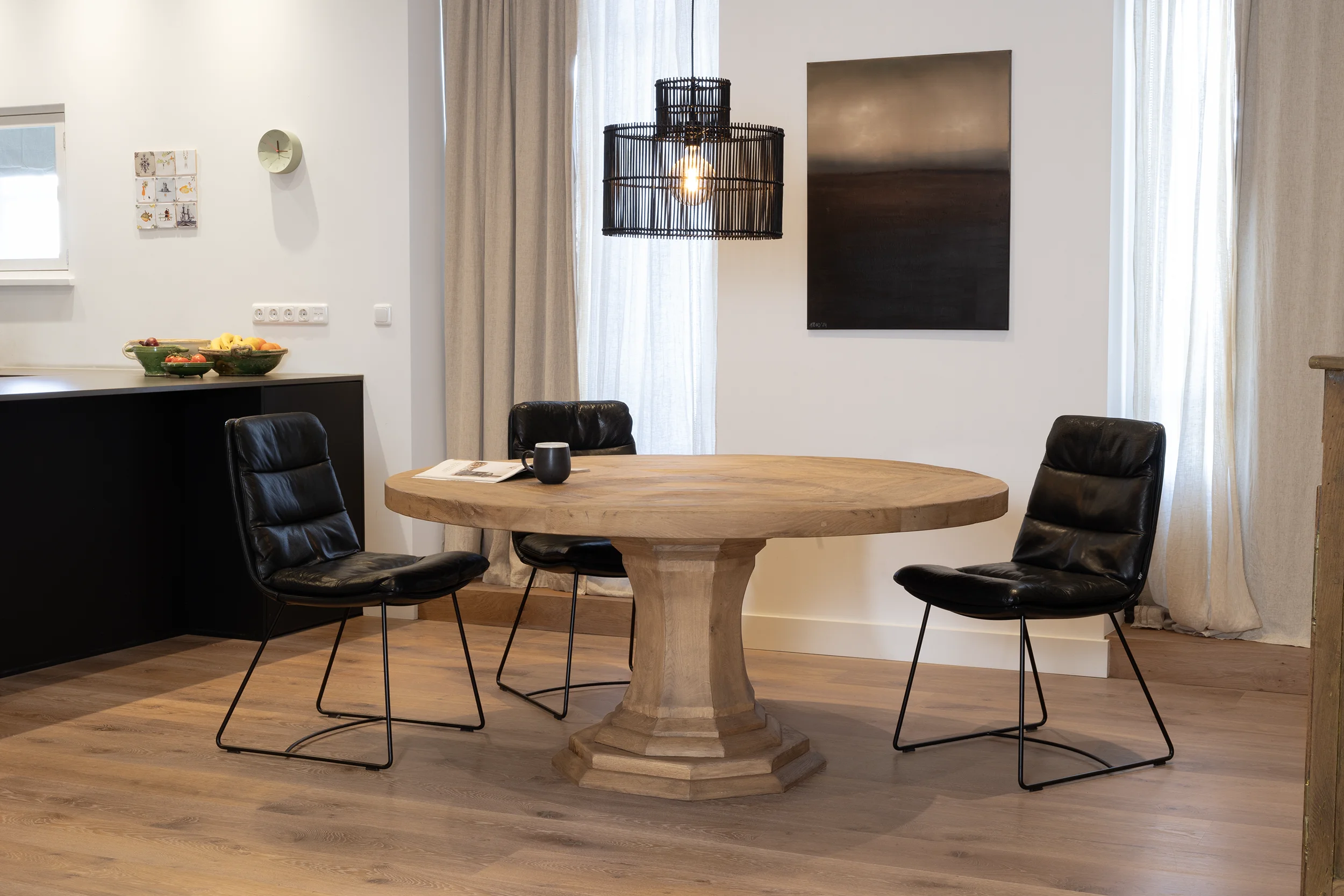 Overzichtsfoto van Orléans ronde eettafel in stijlvolle woonkamer - Eettafel op maat verkrijgbaar