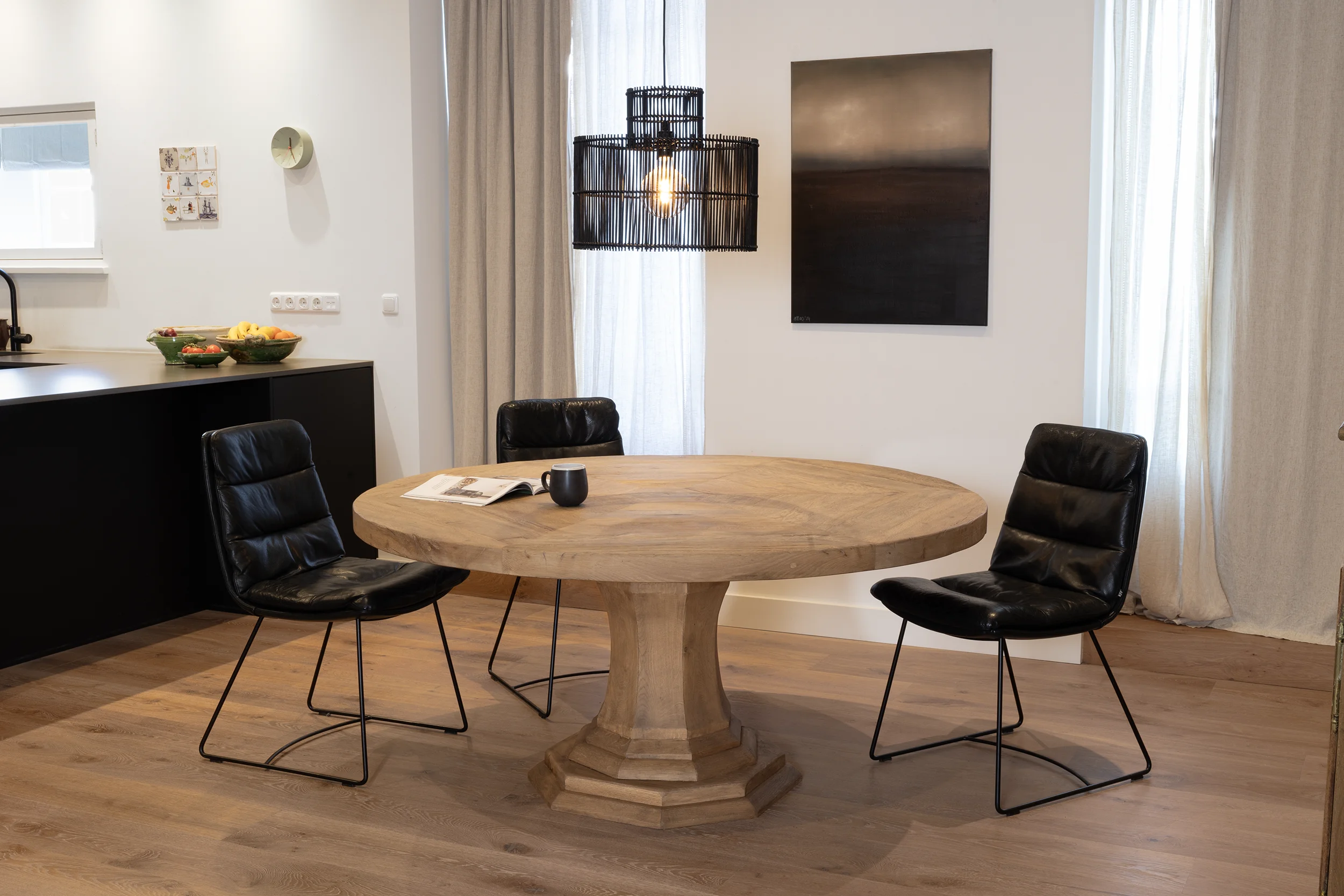Overzichtsfoto van Orléans ronde eettafel in stijlvolle woonkamer - Eettafel op maat verkrijgbaar