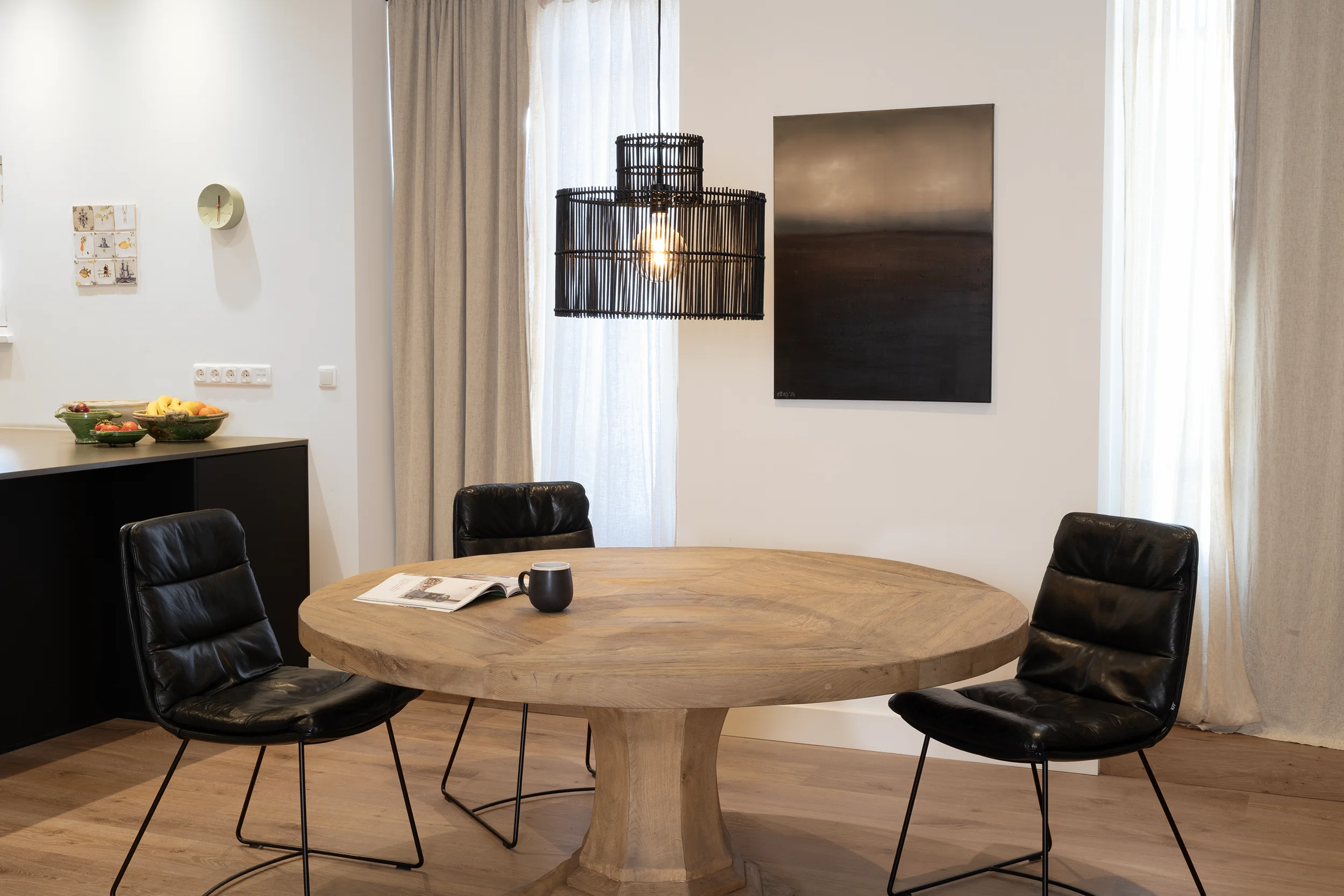 Closeup tafelblad van Orléans ronde eettafel in stijlvolle woonkamer - Eettafel op maat verkrijgbaar