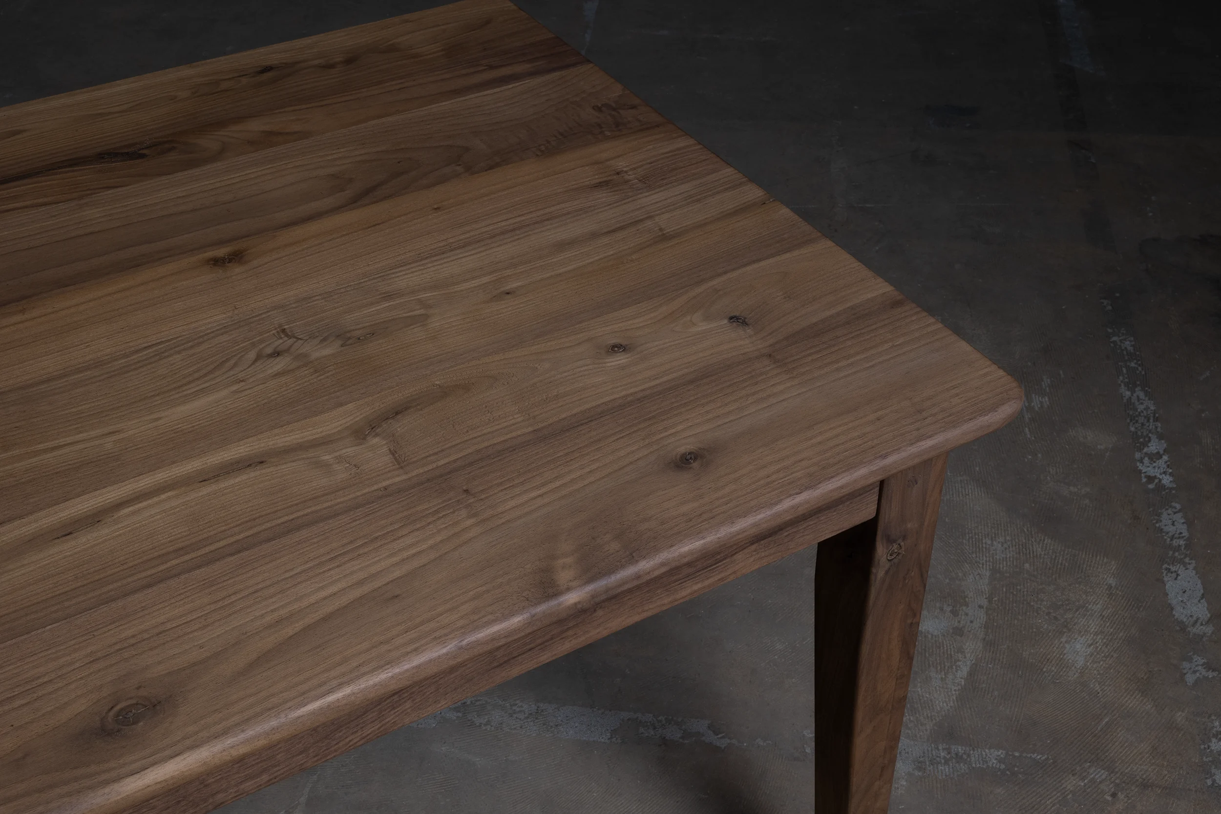 bovenkant tafelblad noten eettafel in Frans model