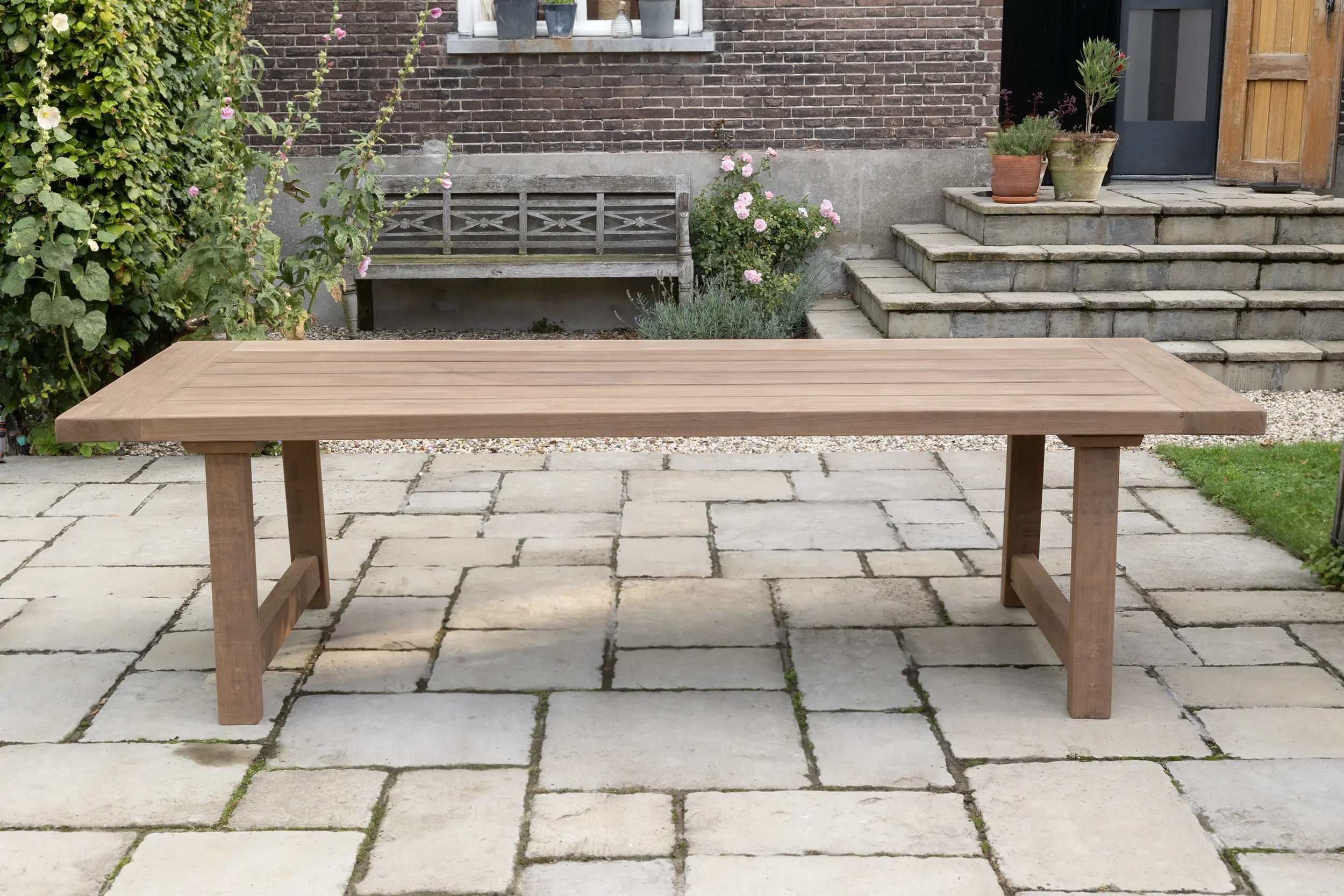 Landelijke kloostertafel T22-4 Landelijke kloostertafel voor buiten T22 gemaakt van Fraké hout