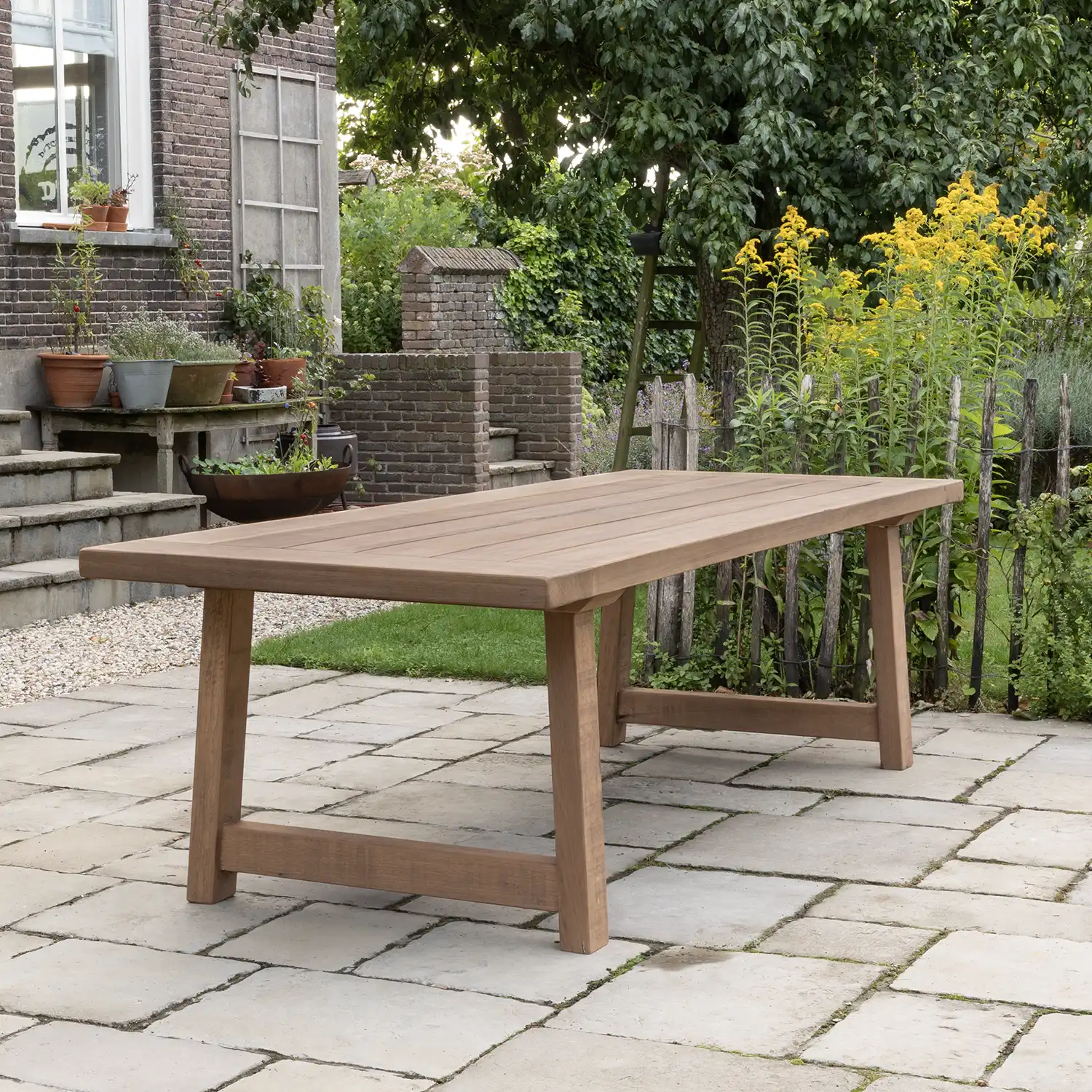 Landelijke kloostertafel T22 met dik tafelblad Landelijke kloostertafel voor buiten T22 gemaakt van Fraké hout