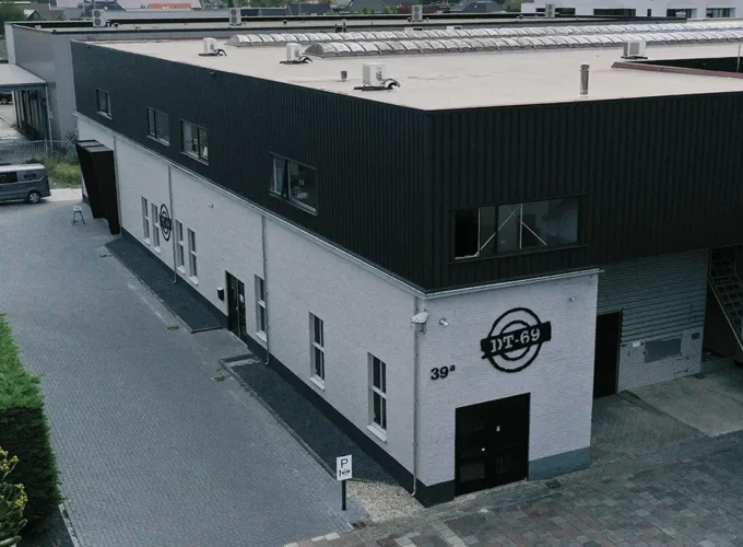 Bedrijfspand van DT-69 met showroom en werkplaats in Beneden-Leeuwen